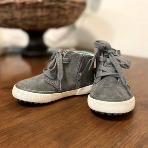 SO CUTE *Cat & Jack* baby boy high tops!! (sz 5)